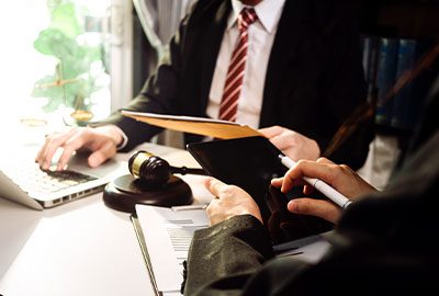Abogados discutiendo los problemas definitorios en los procesos de Audiencias de Pereira