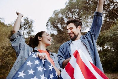 Pareja feliz luego de haber obtenido una Green Card en los Estados Unidos Pareja feliz luego de haber obtenido una Green Card en los Estados Unidos