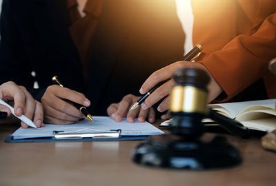 Abogado mostrando una lista de verificación para responder a una orden de deportación Abogado mostrando una lista de verificación para responder a una orden de deportación