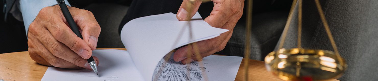 Abogado preparando defensa sobre cómo evitar la deportación de Estados Unidos de su cliente Abogado preparando defensa sobre cómo evitar la deportación de Estados Unidos de su cliente