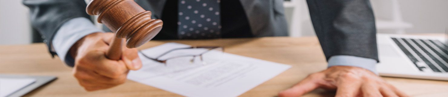 Familia preparándose para enviar sus formularios de solicitud de asilo Familia preparándose para enviar sus formularios de solicitud de asilo