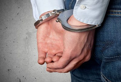 Individuo revisando el proceso de arresto de inmigración con detención comparado con sin detención Individuo revisando el proceso de arresto de inmigración con detención comparado con sin detención