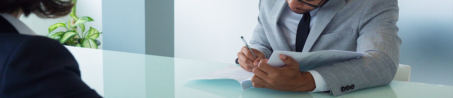 Abogado revisa los requisitos para el Proceso de Ciudadanía en el 2025 de su cliente en Dallas