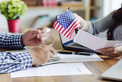 Abogado y cliente discutiendo sobre las dificultades en el Proceso de Ciudadanía en el 2025 de Estados Unidos