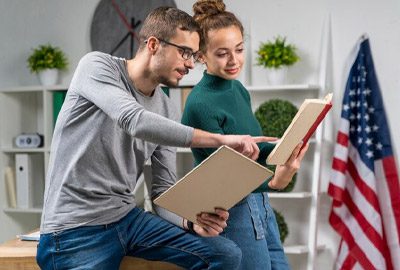 Pareja de esposos decidiendo si optar por un Estatus de refugiado o asilado en Estados Unidos Pareja de esposos decidiendo si optar por un Estatus de refugiado o asilado en Estados Unidos