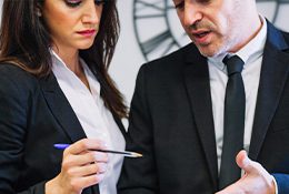 Personal en firma de abogados de inmigración revisando documentos de aplicantes a Oportunidad de Empleo en Derecho Migratorio en firma de abogados en Dallas