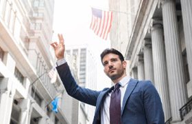 Joven empresario realizando negocios luego de que recibió la visa para inversionistas E-2 en Estados Unidos