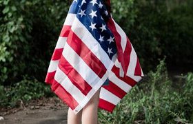 Mujer esperando el veredicto de la defensa contra remocion en su caso en Estados Unidos