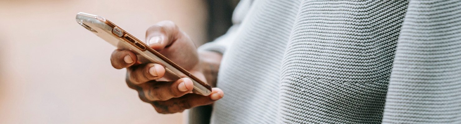 Un hombre revisando los términos de SMS de un sitio web